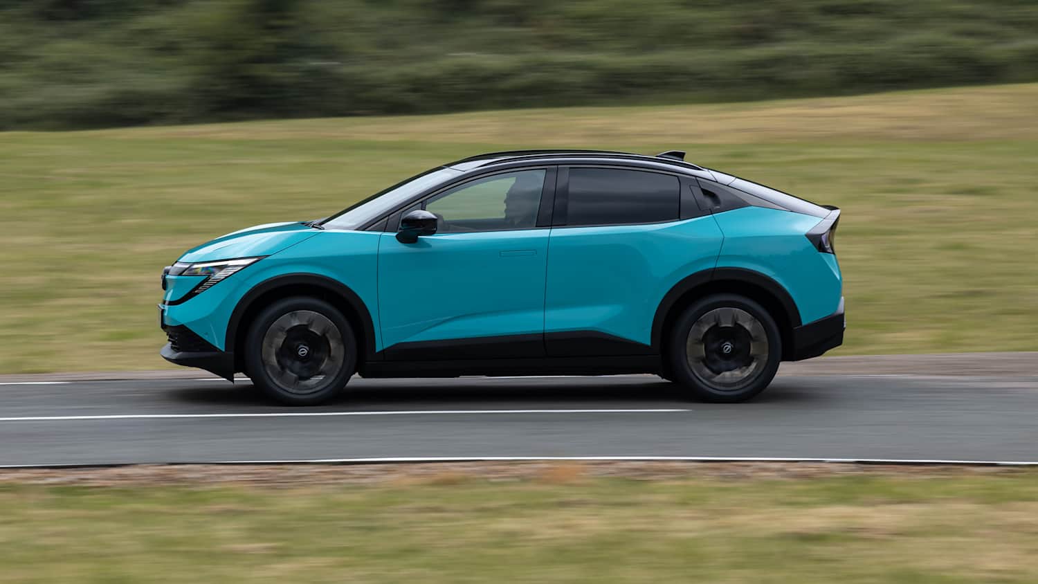 Seitenansicht eines fahrenden Nissan Leaf