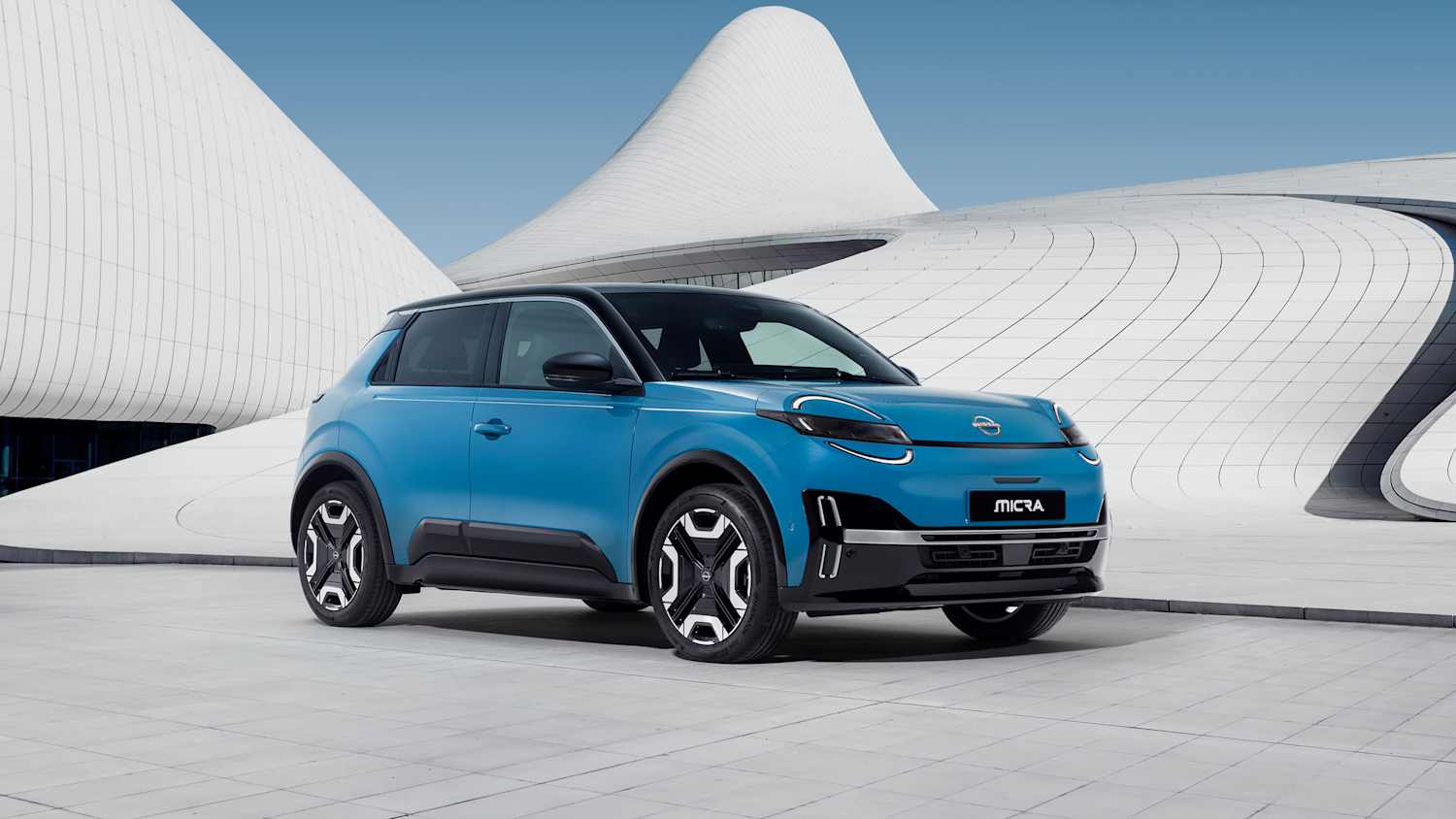 Der neue Nissan Micra in blauer Farbe seitlich stehend von vorne fotografiert