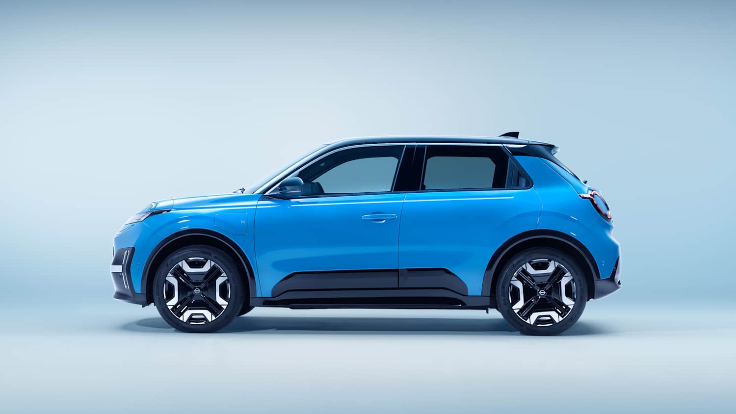 Der neue Nissan Micra in blauer Farbe seitlich stehend fotografiert