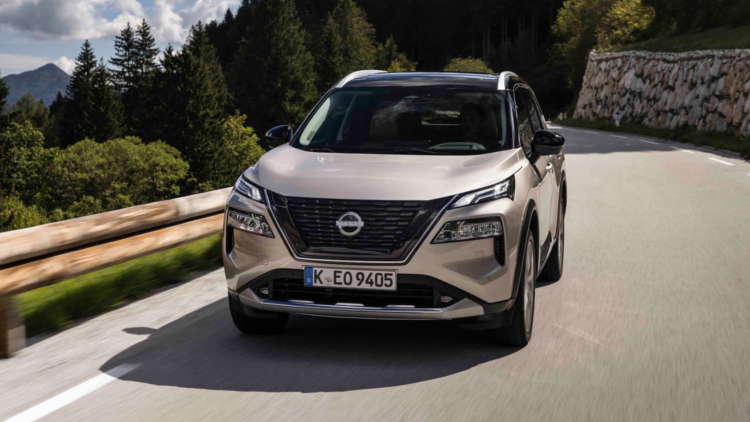 Der Nissan X Trail fahrend von vorne zu sehen