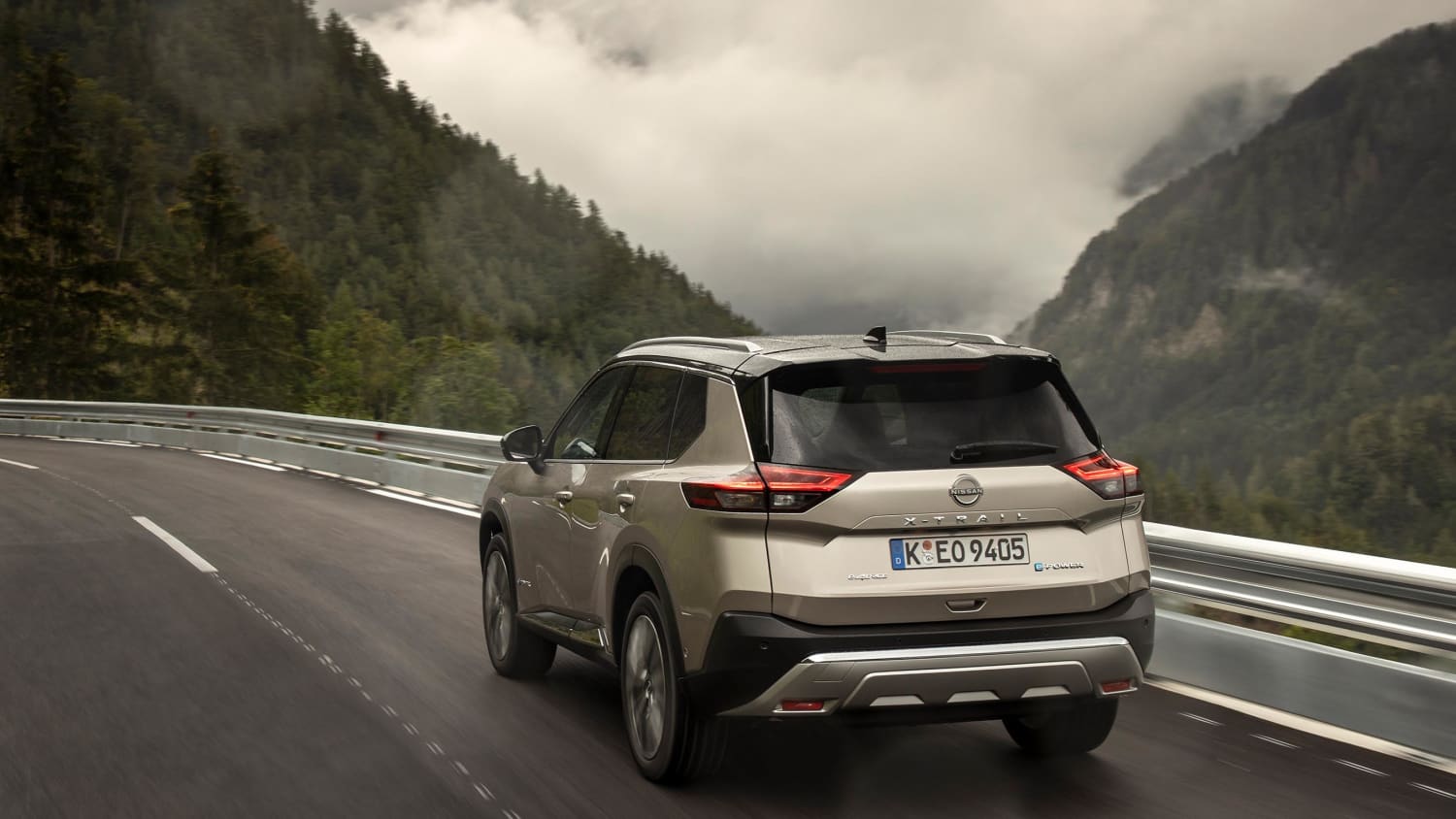 Der Nissan X Trail fahrend von hinten zu sehen