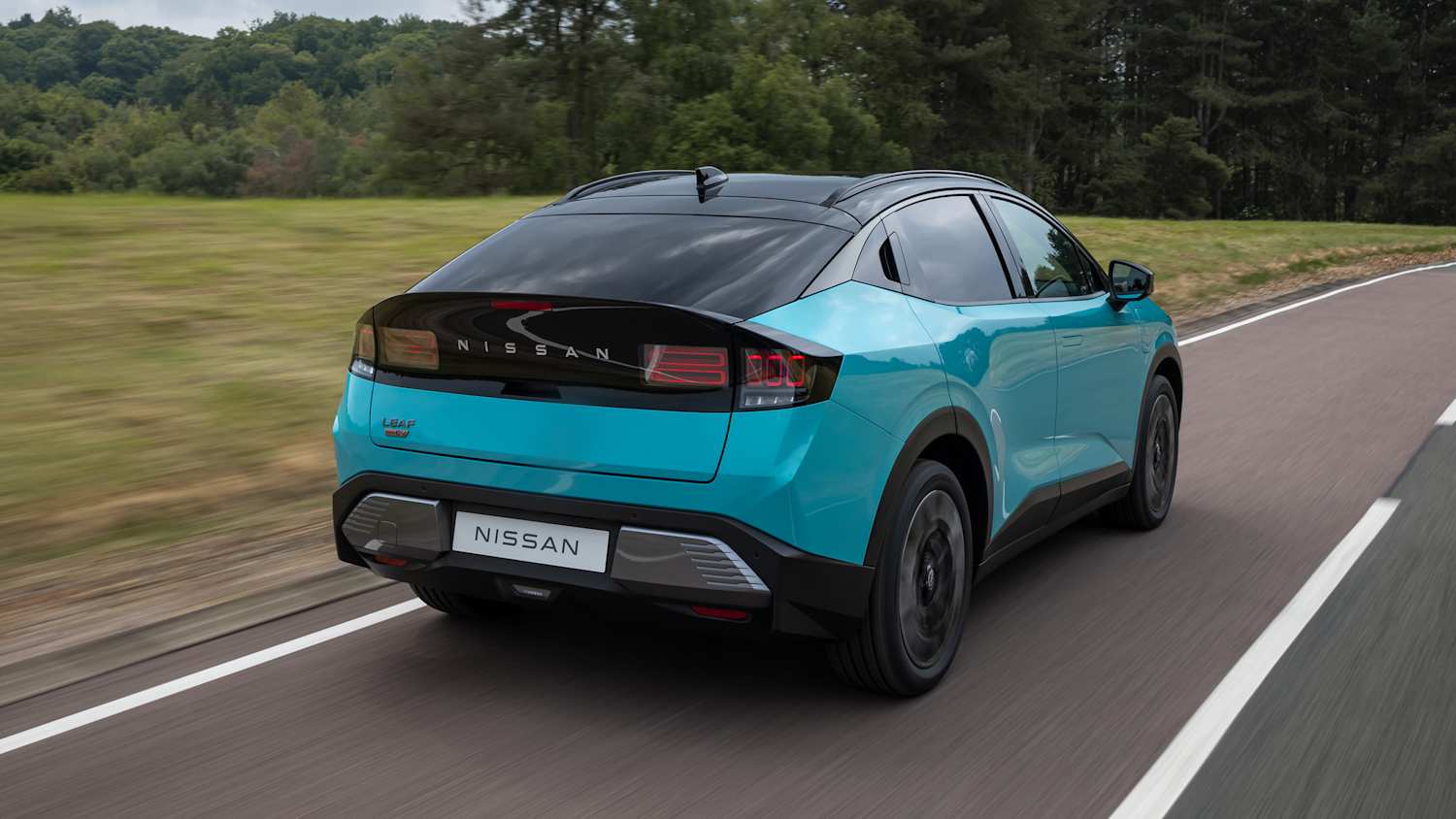 Heckansicht eines fahrenden Nissan Leaf
