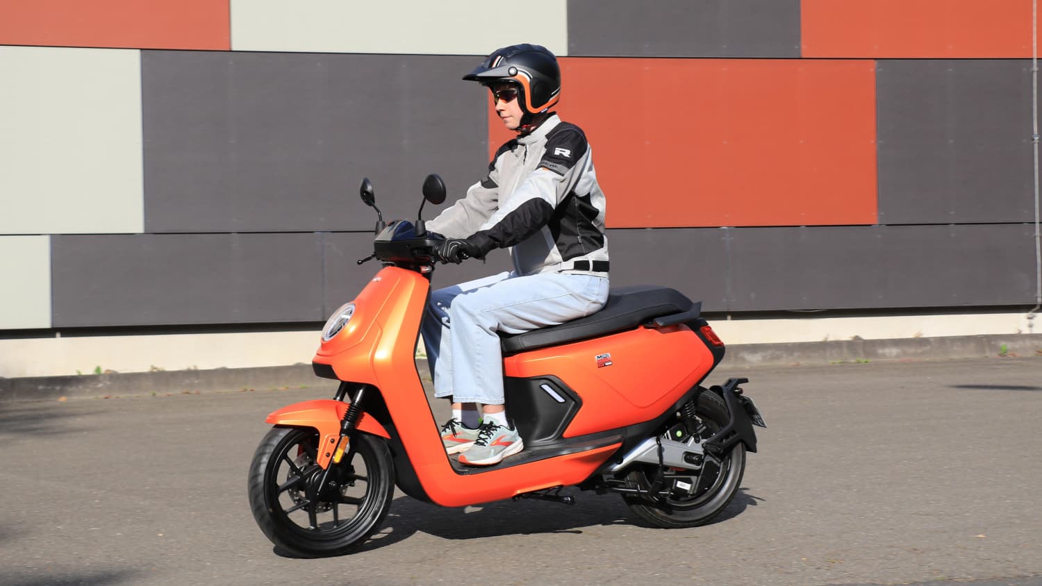 Eine Person fährt auf einem Niu MQi GT 100 Elektroroller 