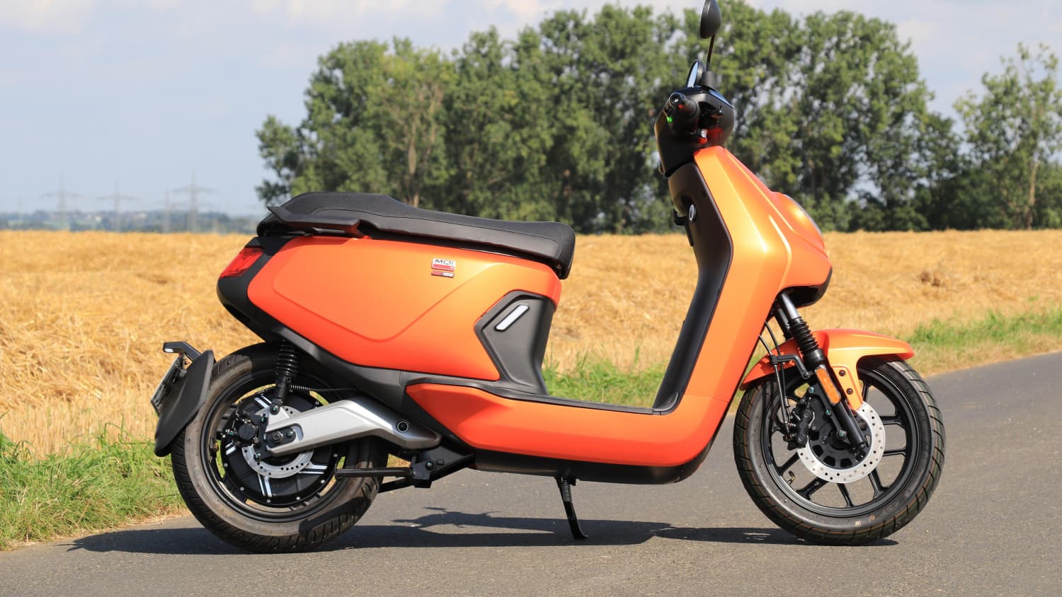 Seitenansicht eines stehenden Niu MQi GT 100 Elektroroller