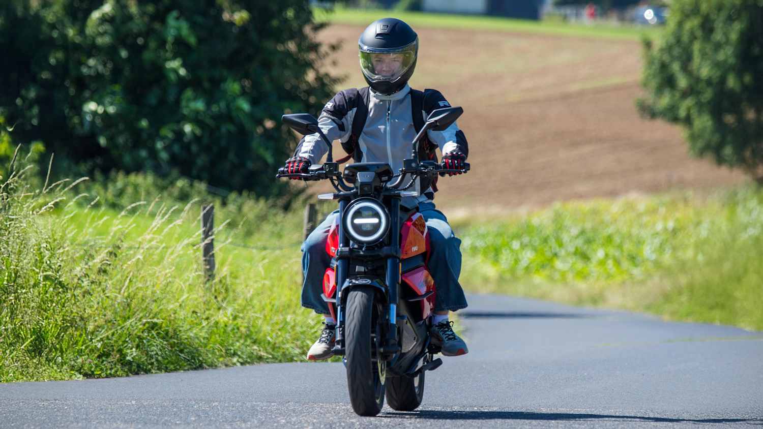 Frontansicht einer fahrenden NIU RQi Sport