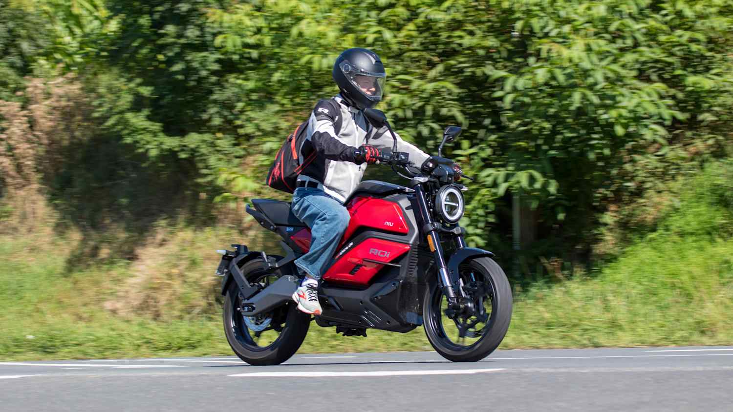 Seitenansicht einer fahrenden NIU RQi Sport