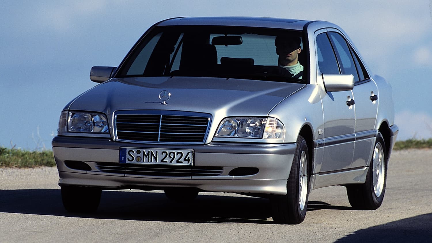 Die erste C-Klasse: Die Baureihe W 202 trägt seit 1993 den Namen Mercedes-Benz C-Klasse. The first C-Class: From 1993, the W 202 series was named Mercedes-Benz C-Class.