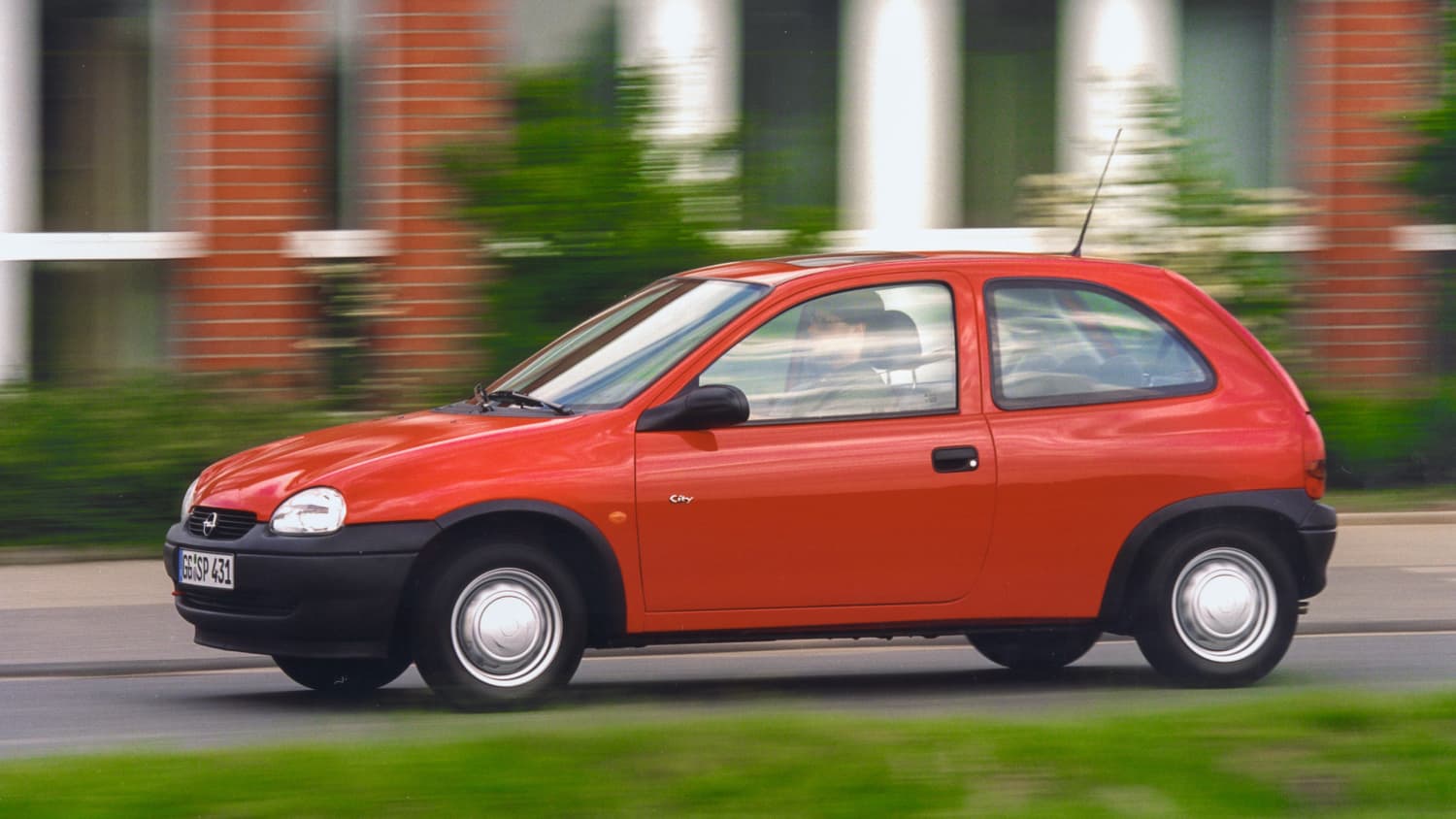Der Opel Corsa seitlich fahrend