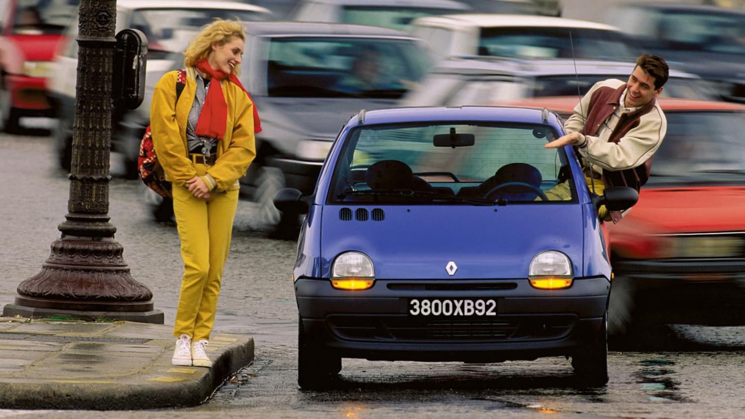 Der Renault Twingo steht auf einer Straße