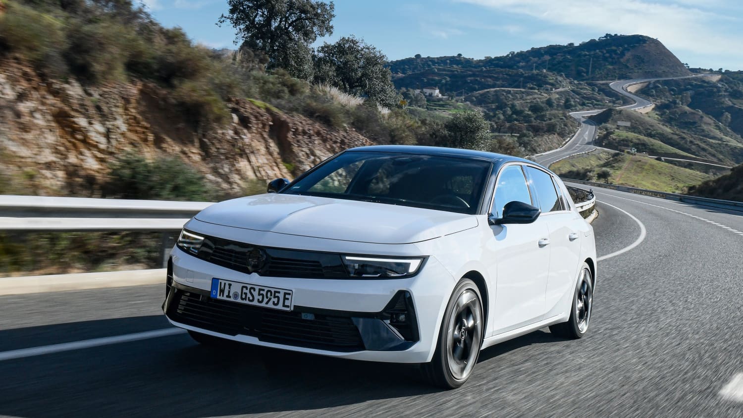 Frontansicht eines fahrenden Opel Astra GSe