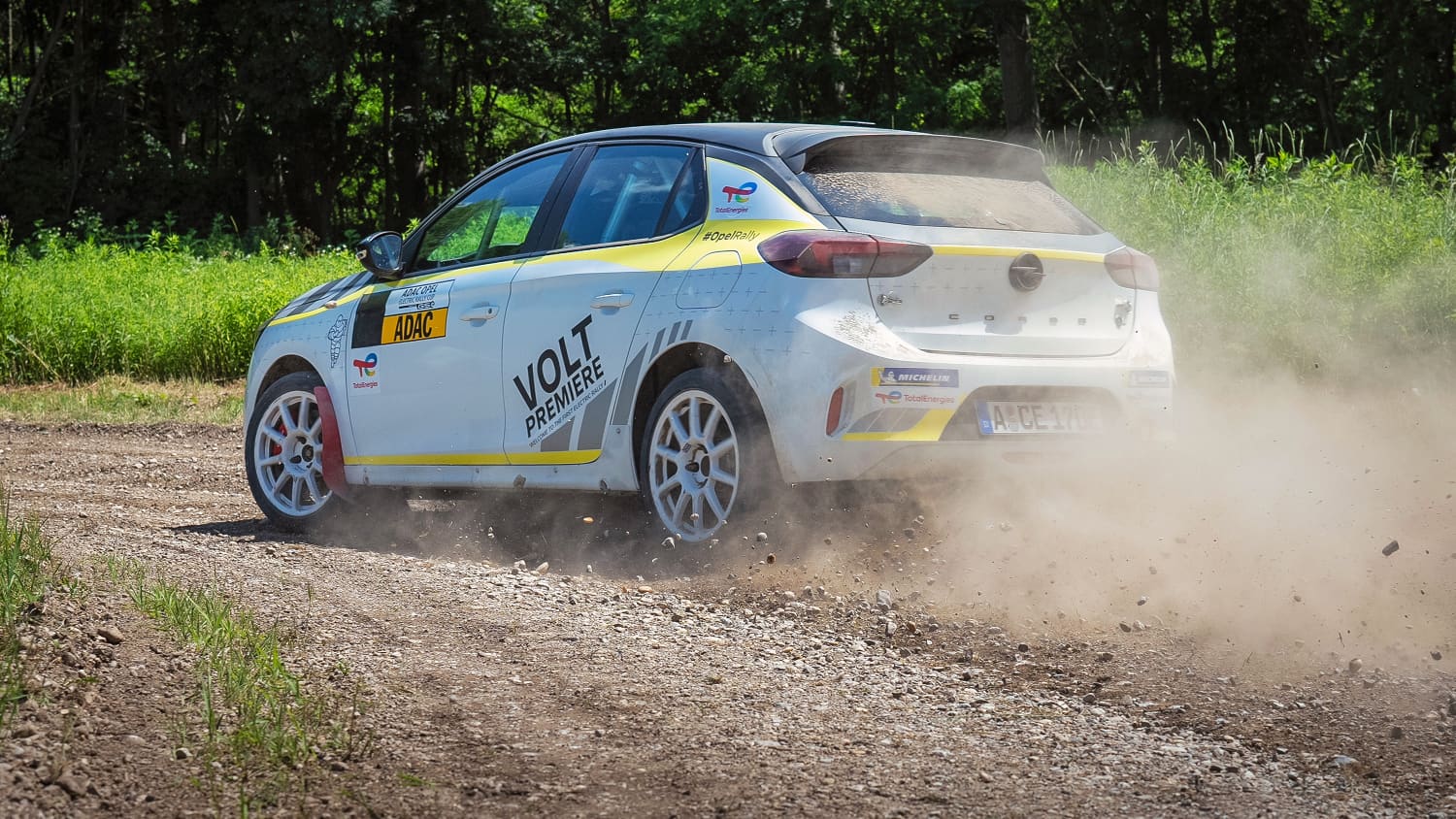 Aufnahme des fahrenden Opel Corsa E Rally