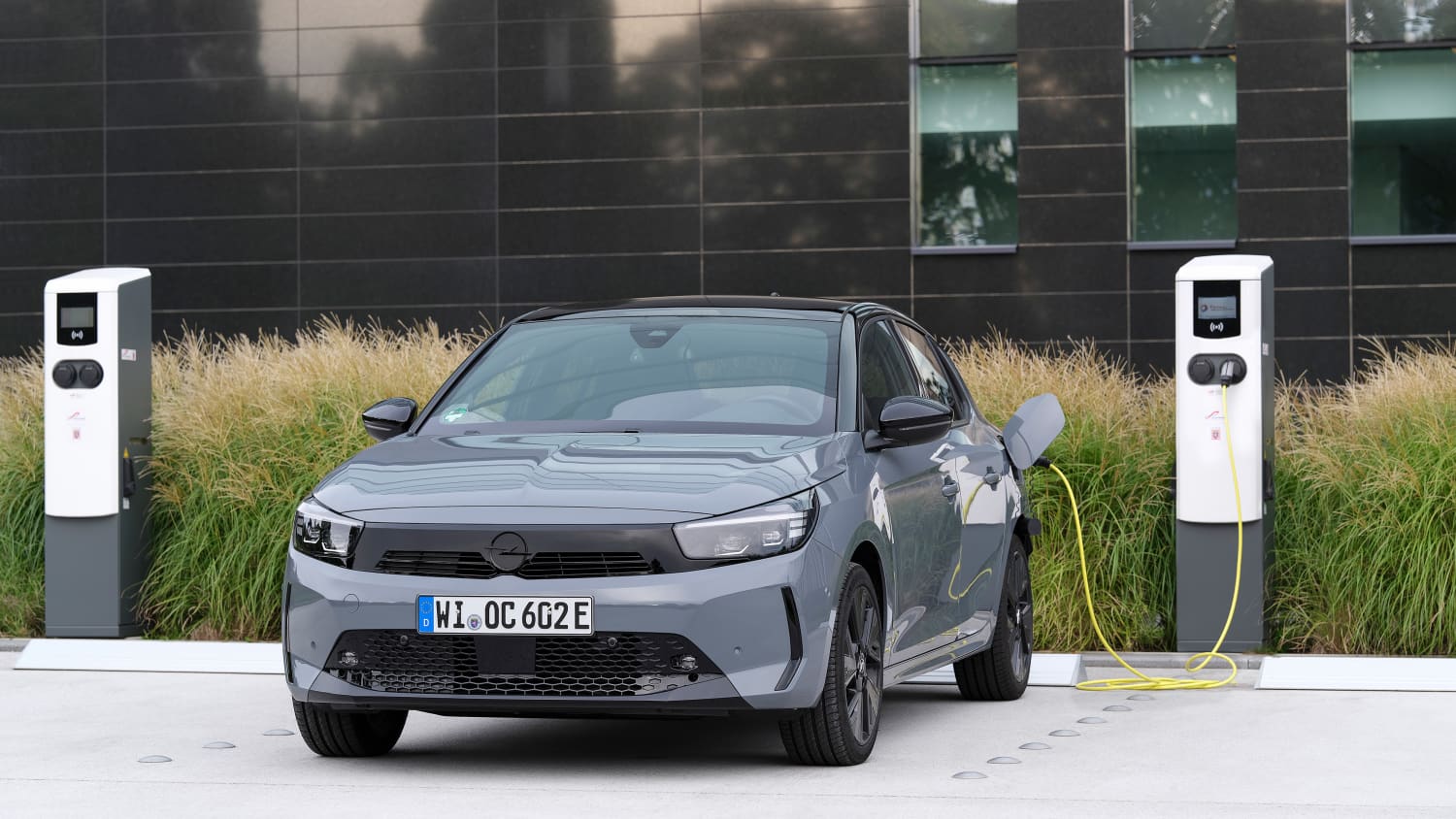 Ein Opel Corsa Electric steht zum laden an einer Ladesäule