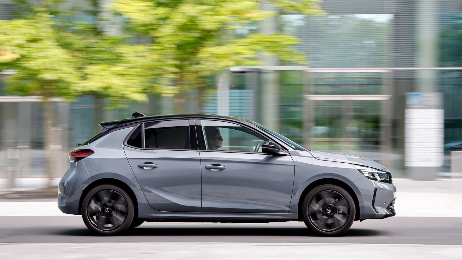 Ein Opel Corsa Electric E fahren von der Seite aufgenommen