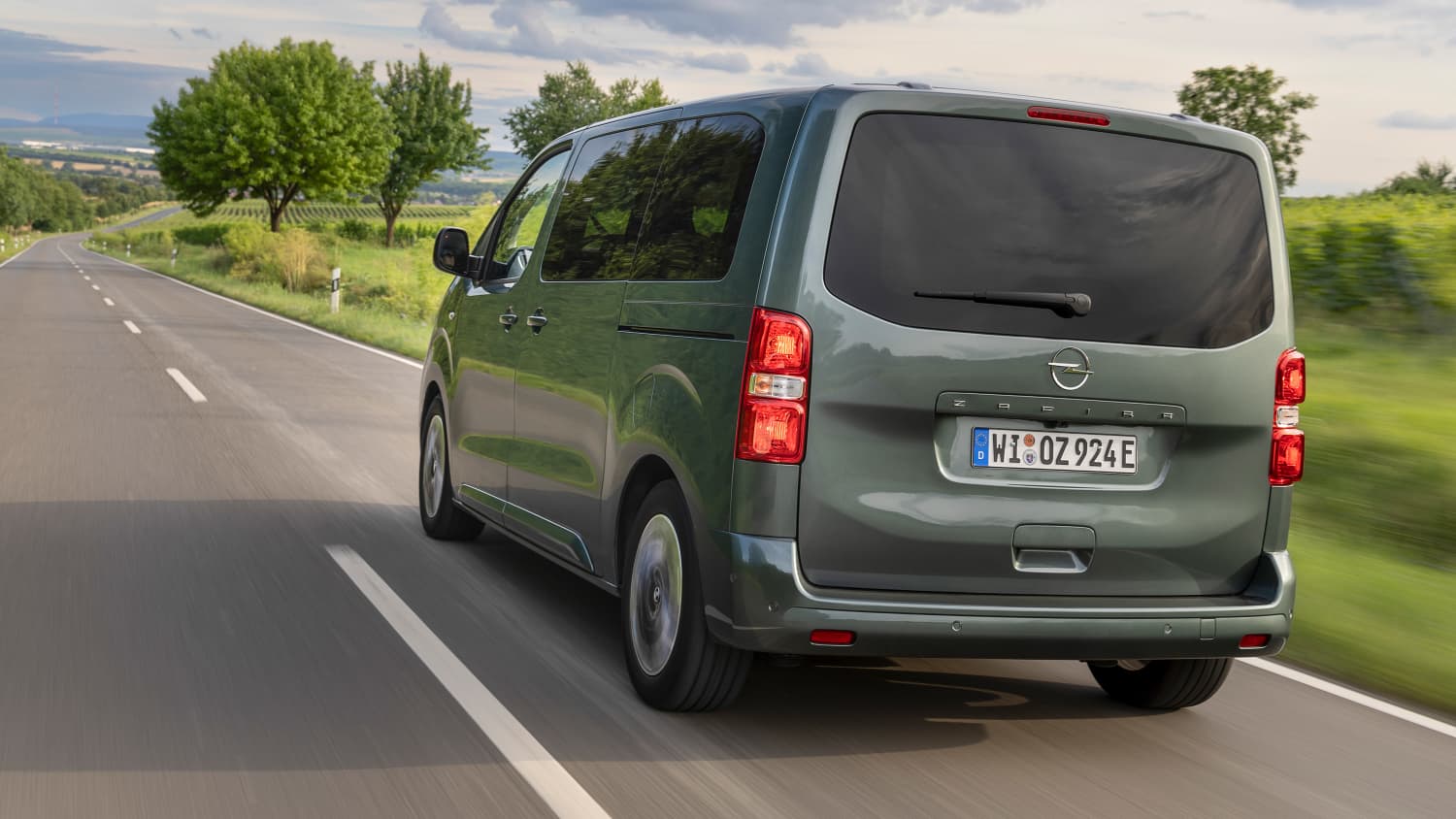 Heckansicht eines fahrenden Opel E Zafira Life