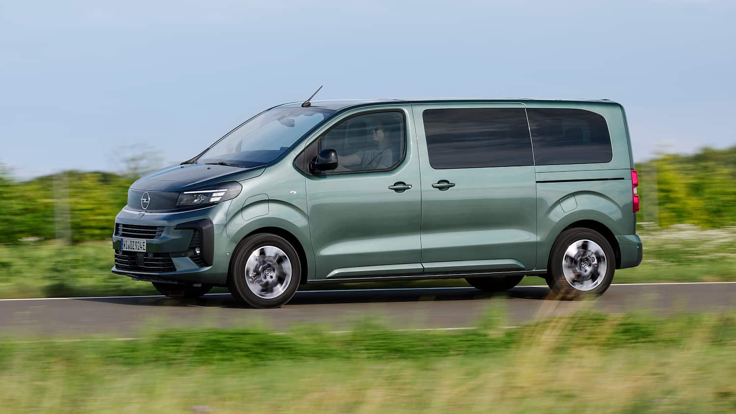 Seitenansicht eines fahrenden Opel E Zafira Life