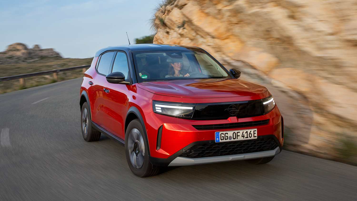 Der rote fahrend auf einer kurvigen Landstraße Opel Frontera