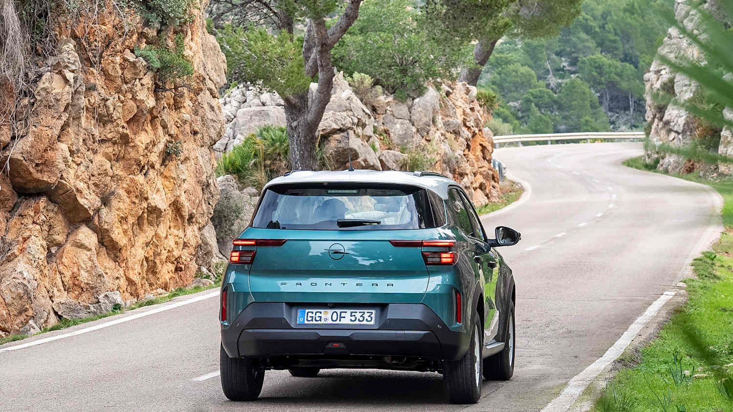 Der Opel Frontera von hinten fahrend auf einer Landstraße
