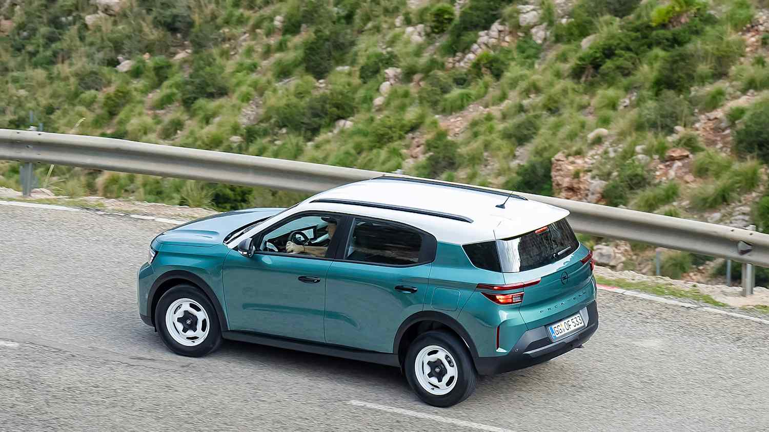 Der grüne fahrende Opel Frontera von der Seite