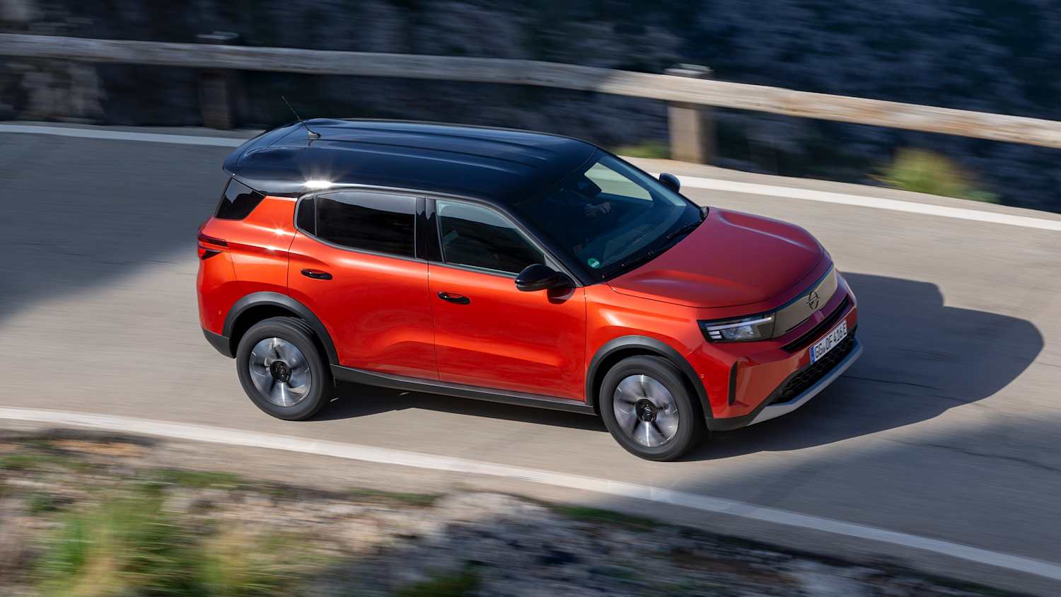 Der rote fahrende Opel Frontera von der Seite