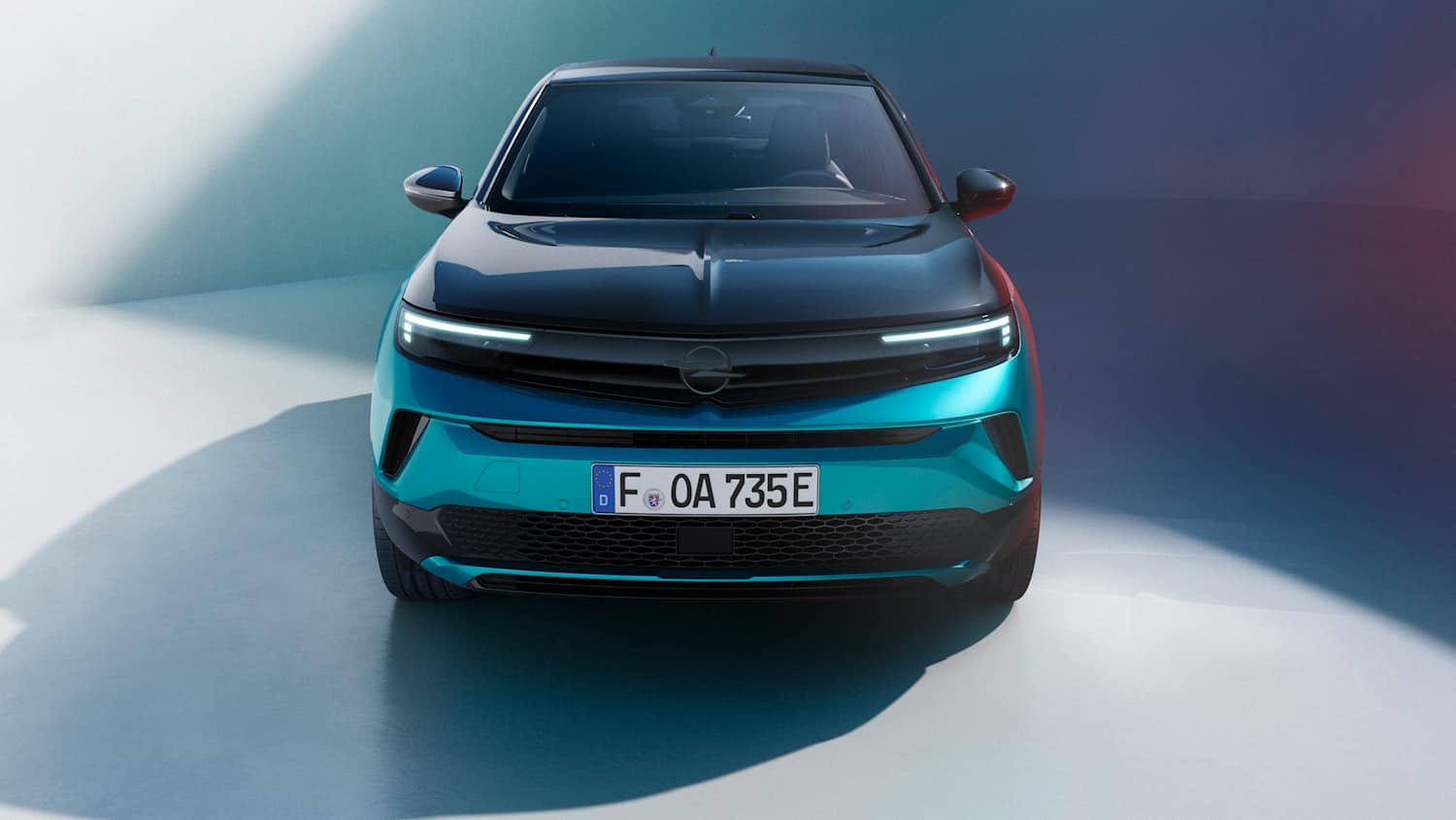 Front eines stehenden Opel Mokka nach Facelift