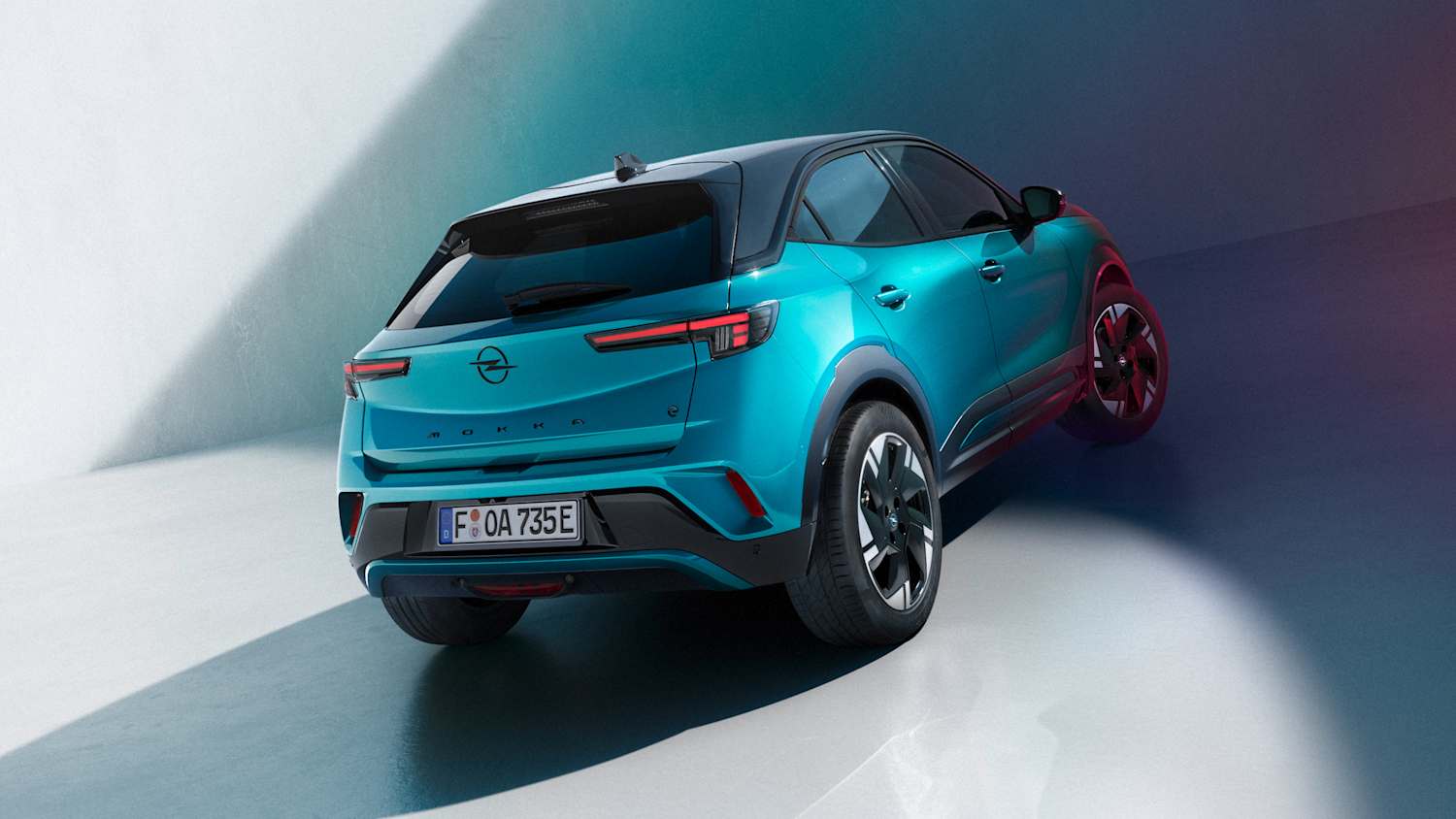 Heckansicht eines stehenden Opel Mokka nach Facelift