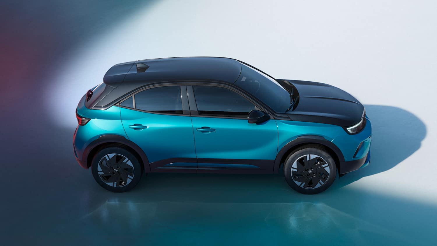 Seitenansicht eines stehenden Opel Mokka nach Facelift