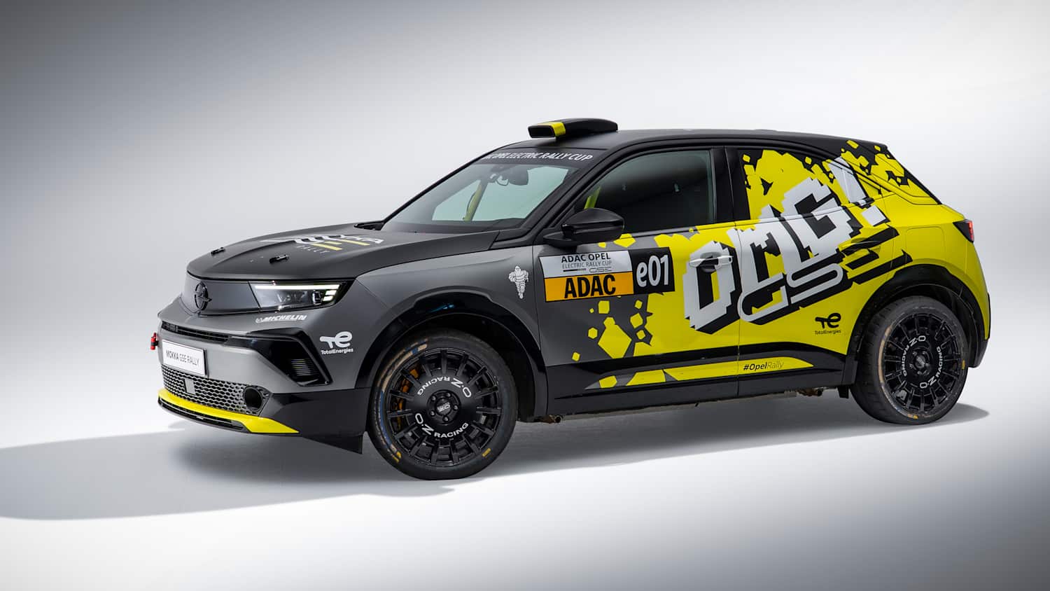 Der Opel Mokka GSE mit ADAC Logo stehend seitlich fotografiert