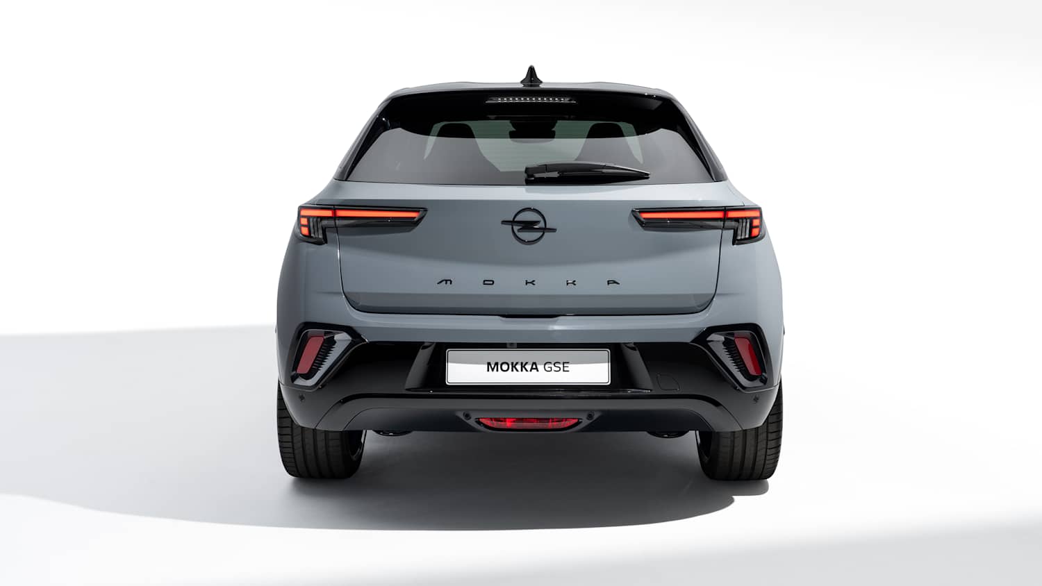 Der Opel Mokka GSE von hinten stehend fotografiert