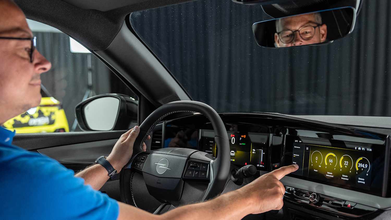 Der ADAC Redakteur Jochen Wieler bedient den Bordcomputer des Opel Mokka GSE