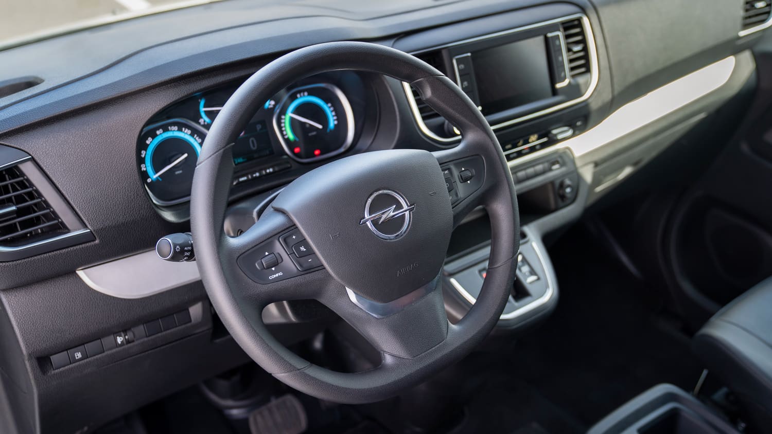 Das Cockpit mit Lenkrad des Opel Vivaro-e Hydrogen Transporters