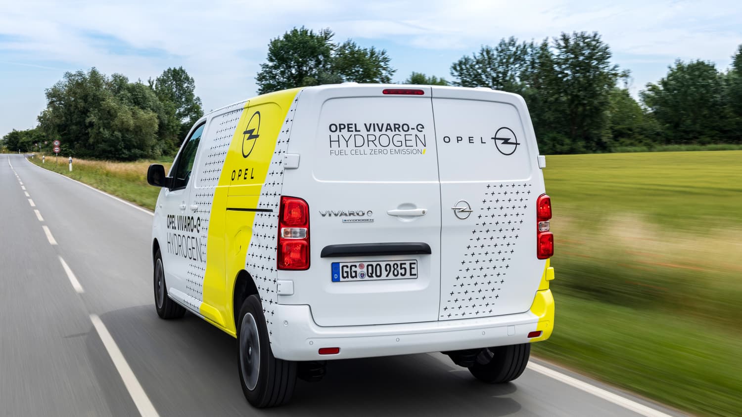 Der Opel Vivaro-e Hydrogen von der Rückseite auf einer Landstraße