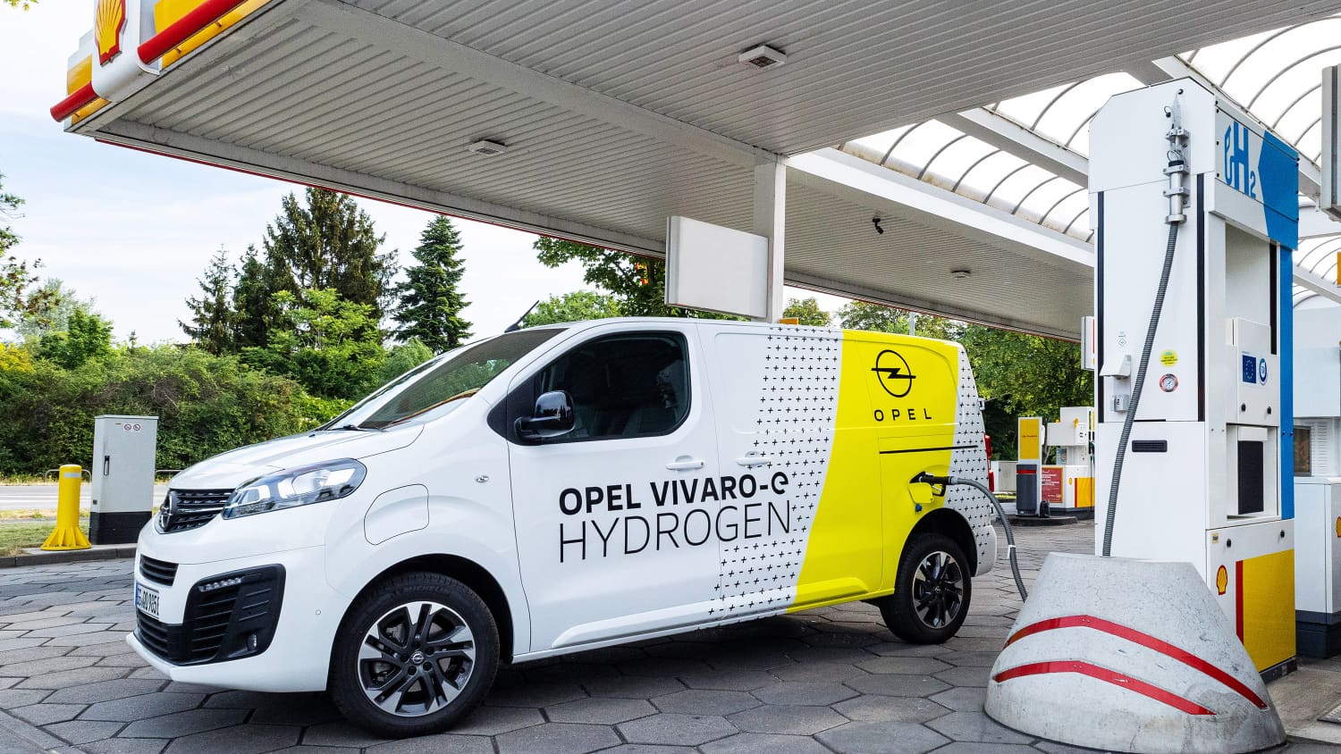 Ein weißer Opel Vivaro-e Hydrogen an der Tankstelle