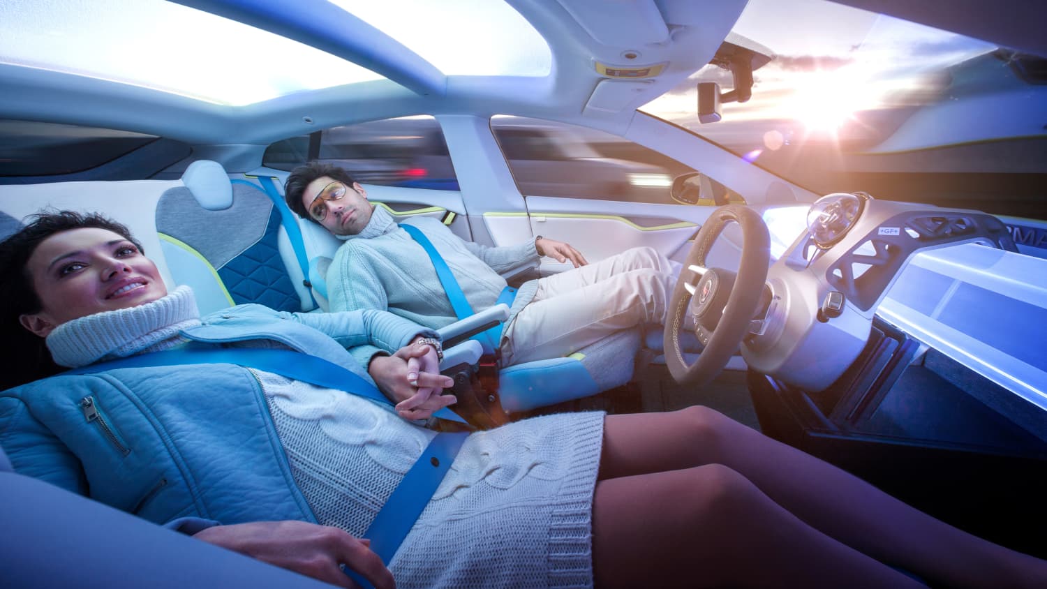 Paar liegt in autonom fahrendem Auto