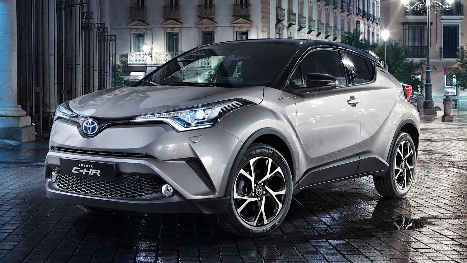 Front und Seitenansicht eines stehenden Toyota C-HR