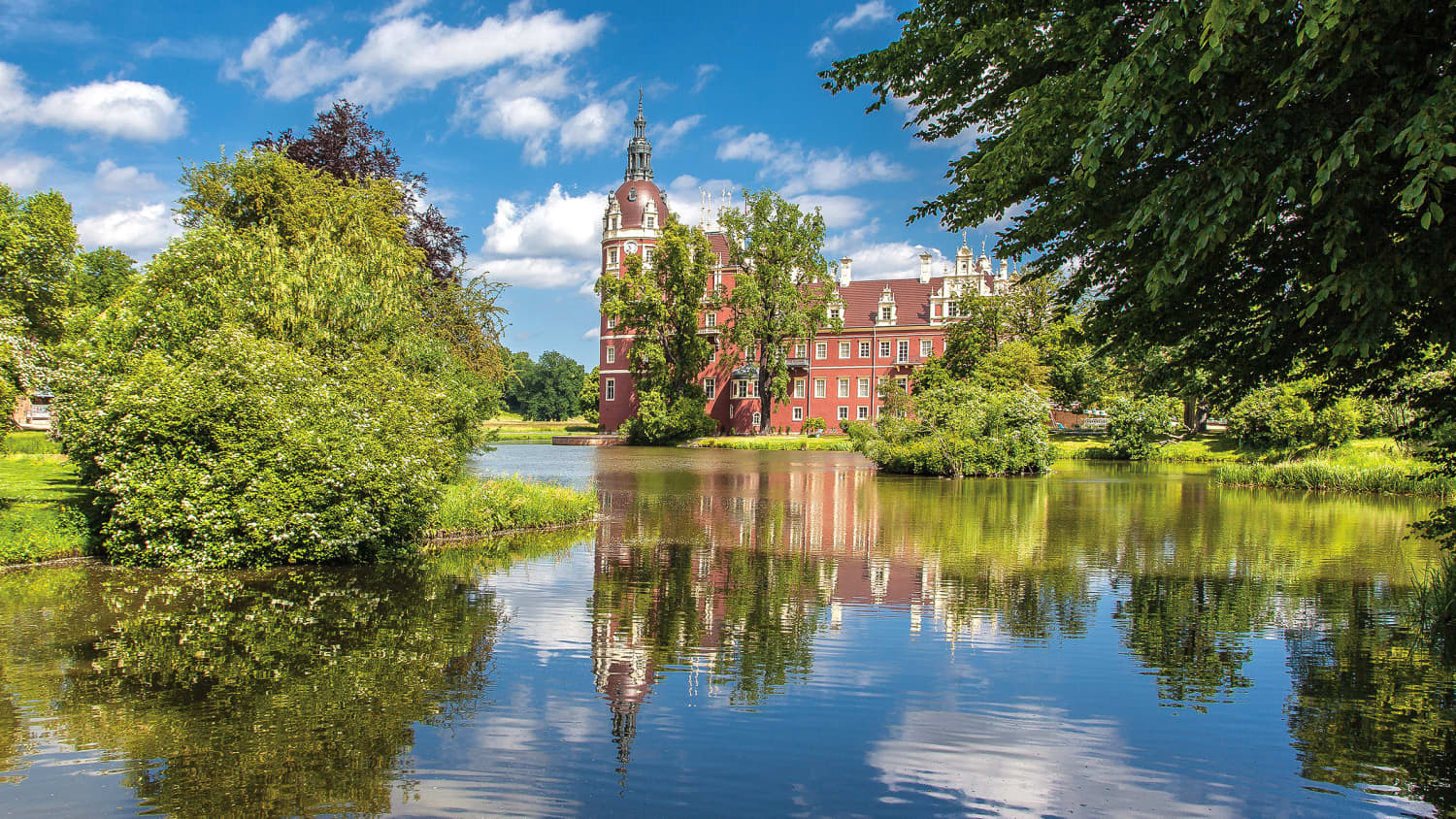 Blick auf den See und Schloss im Muskauer Park