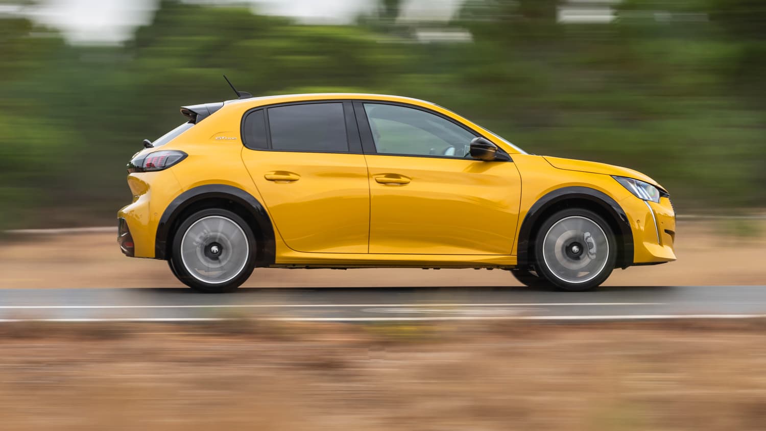 Seitenansicht eines fahrenden Peugeot 208
