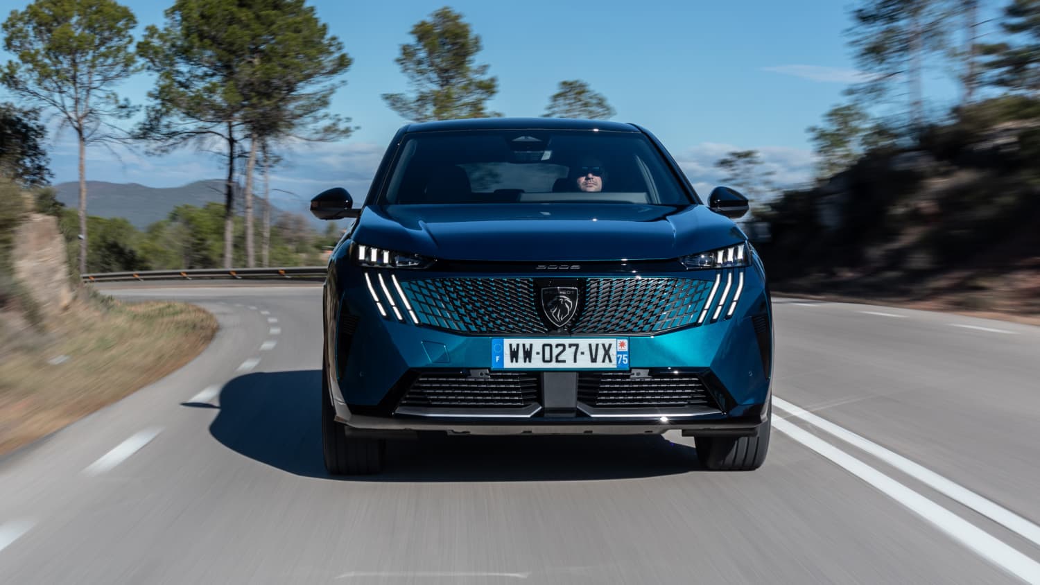 Frontansicht eines fahrenden Peugeot 3008