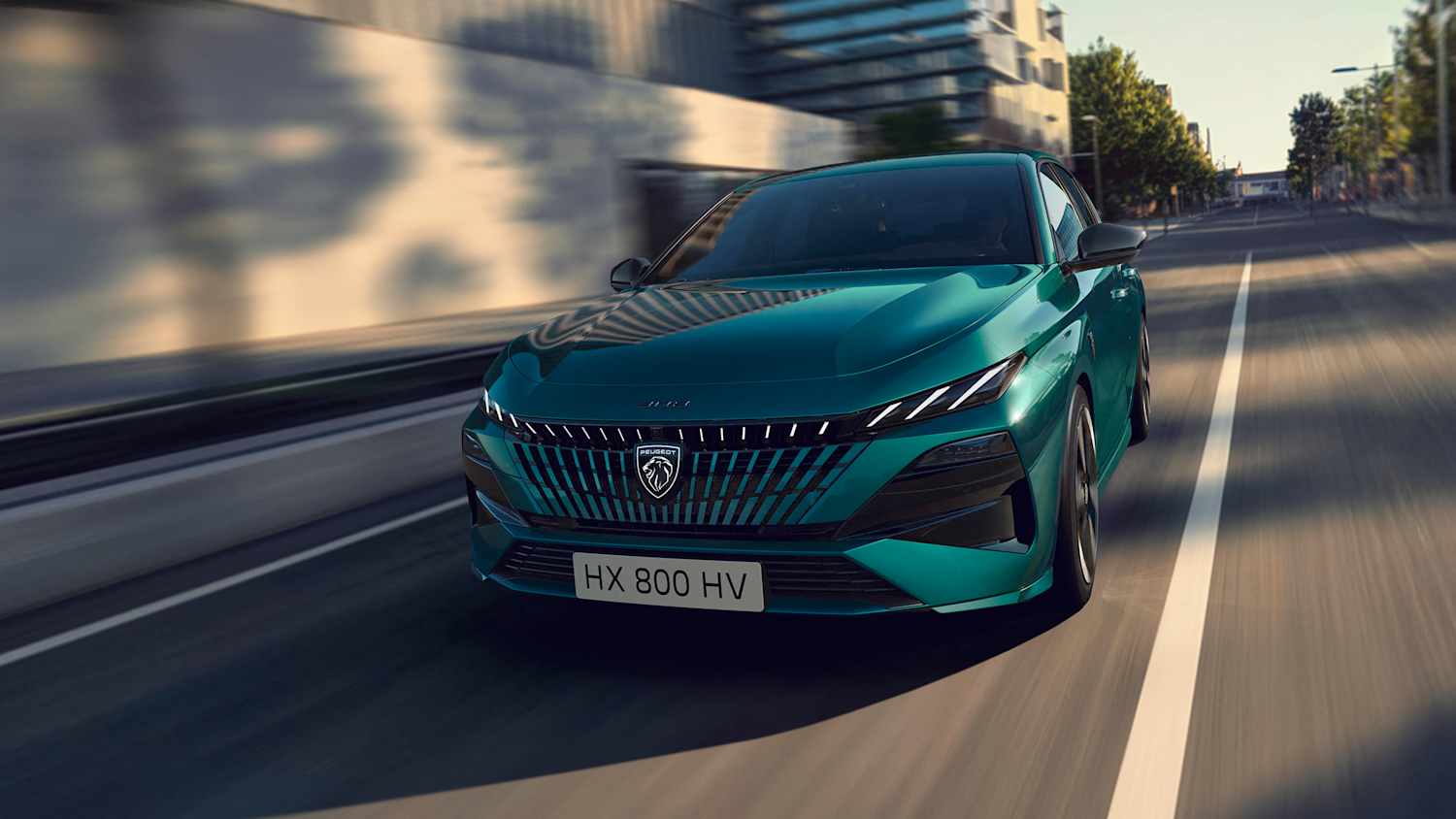 Peugeot 308 Facelift fährt auf der Straße, Frontansicht.
