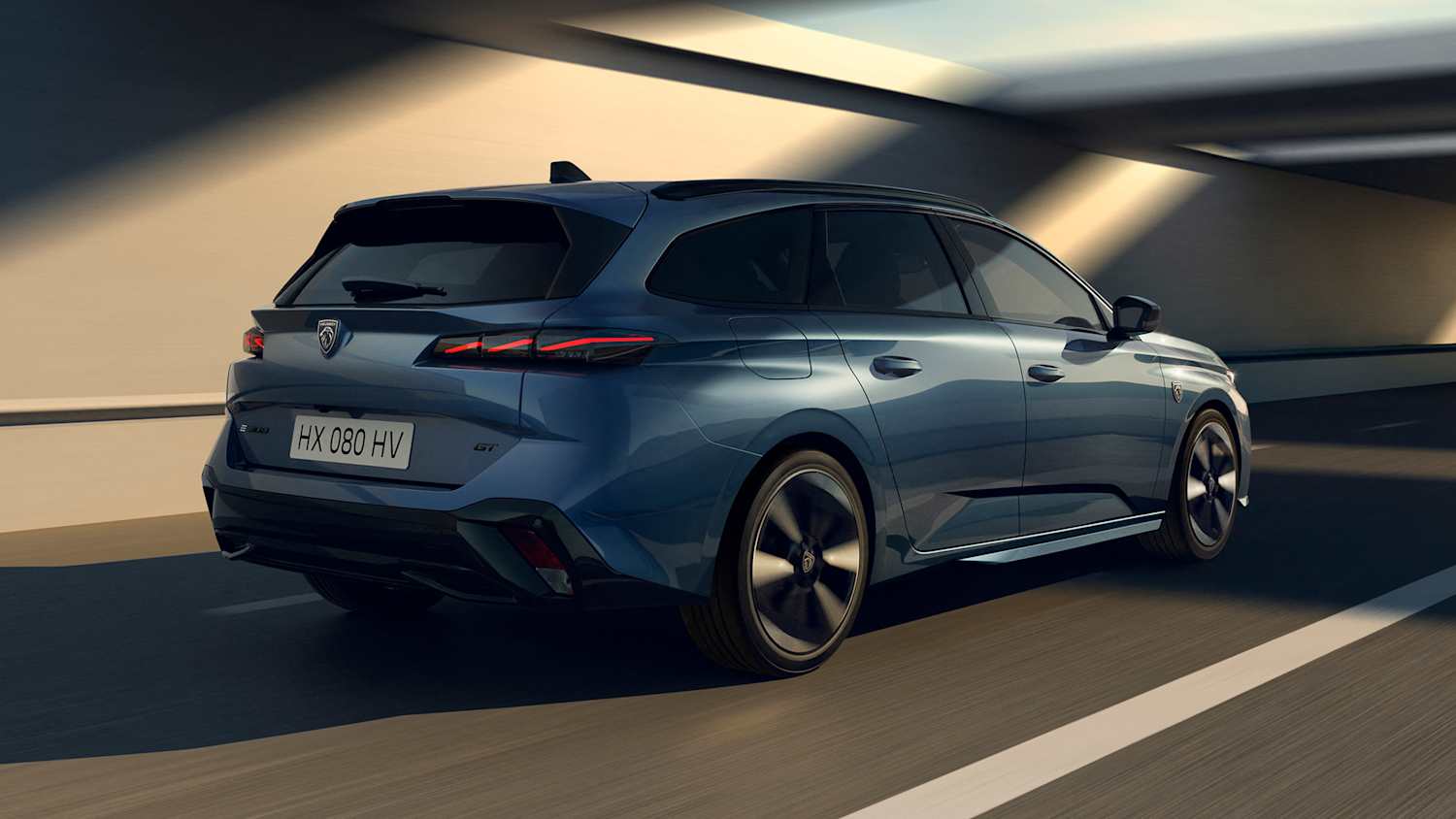 Peugeot 308 Facelift während der Fahrt, Heckansicht.