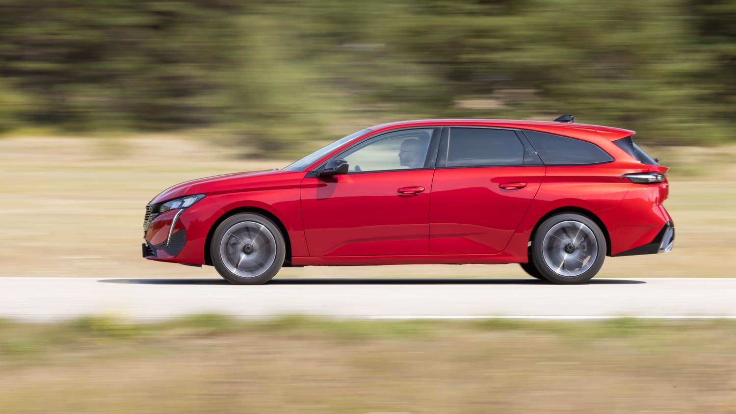 Peugeot 308, dynamisch fahrend auf einer Strasse