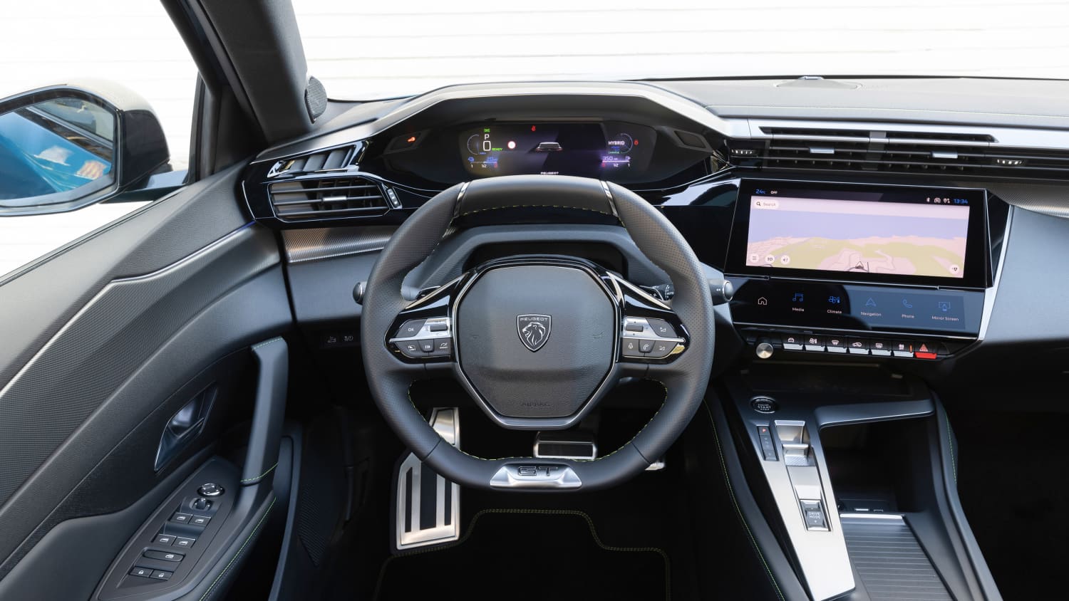 Das Cockpit mit Lenkrad, Display und Monitor des neuen Peugeot 408 Hybrid