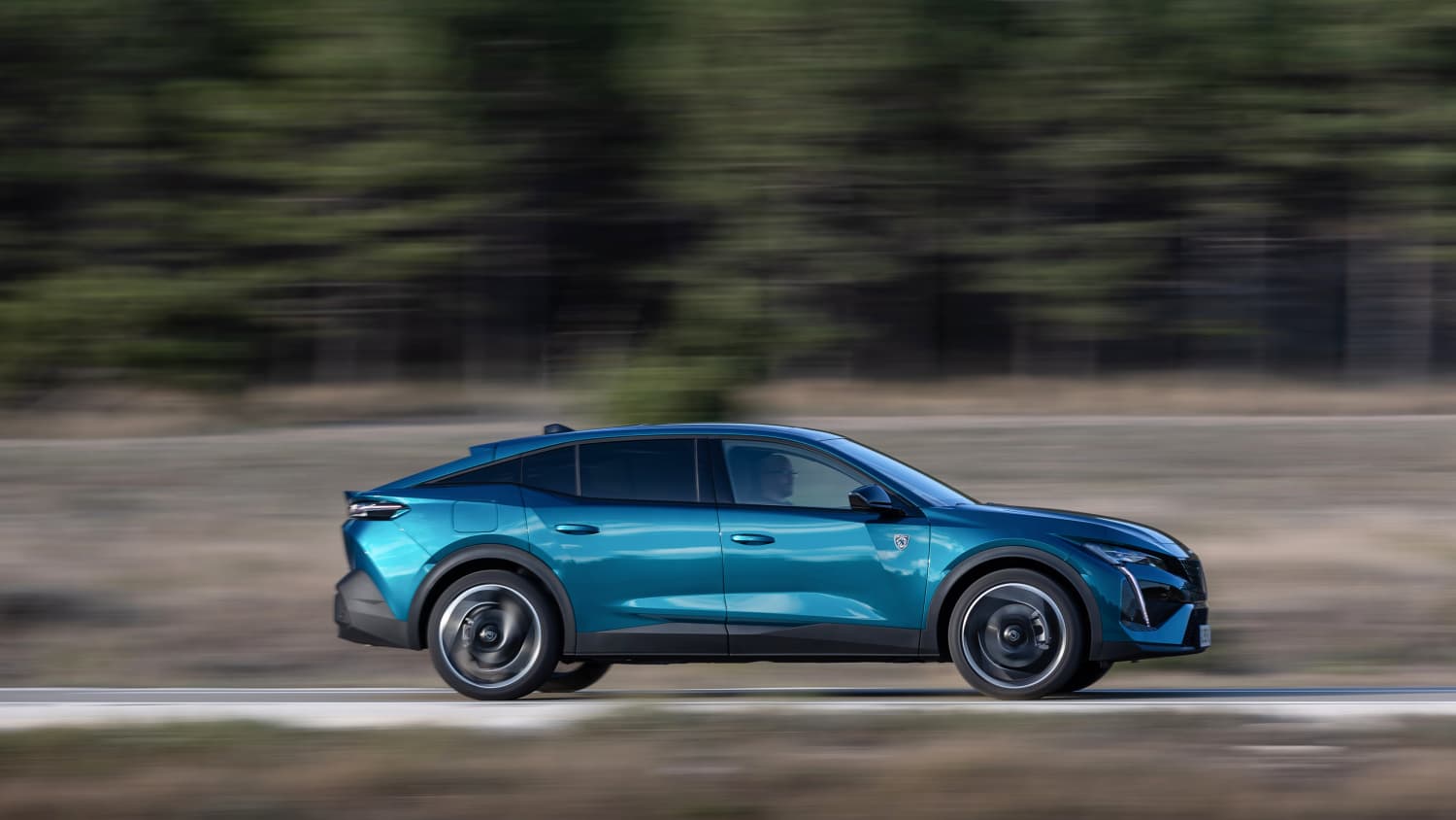 Der neue Peugeot 408 während der Fahrt von der Seite fotografiert