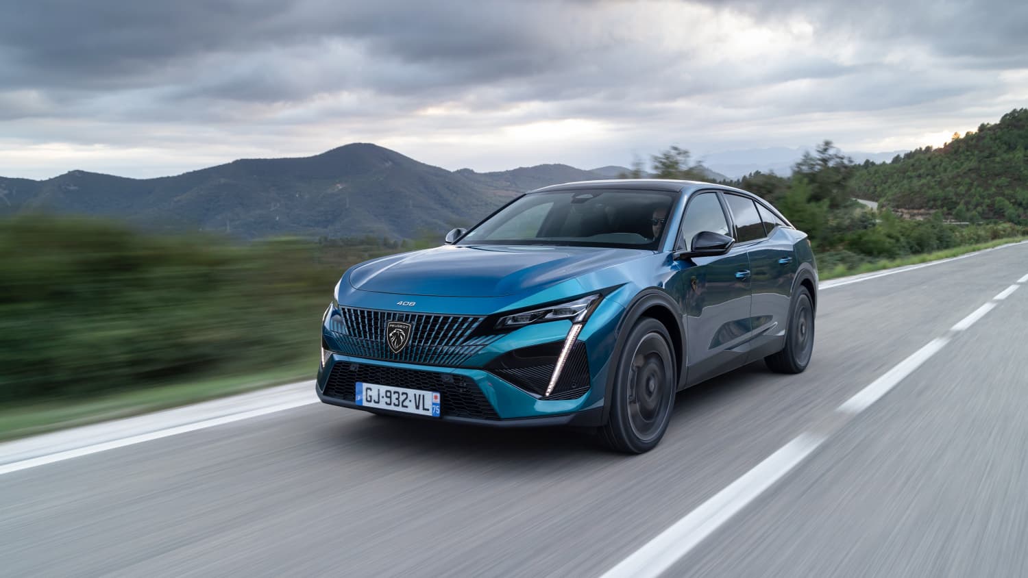 Seitliche Frontaufnahme des neuen petrolfarbene Peugeot 408 während der Fahrt