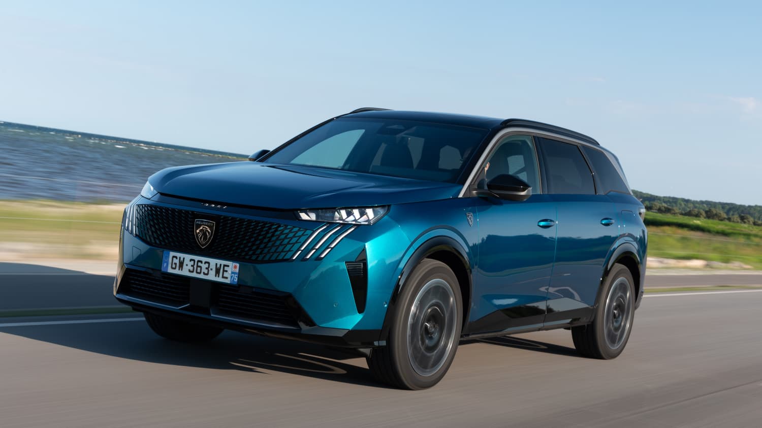 Frontansicht eines fahrenden Peugeot 5008