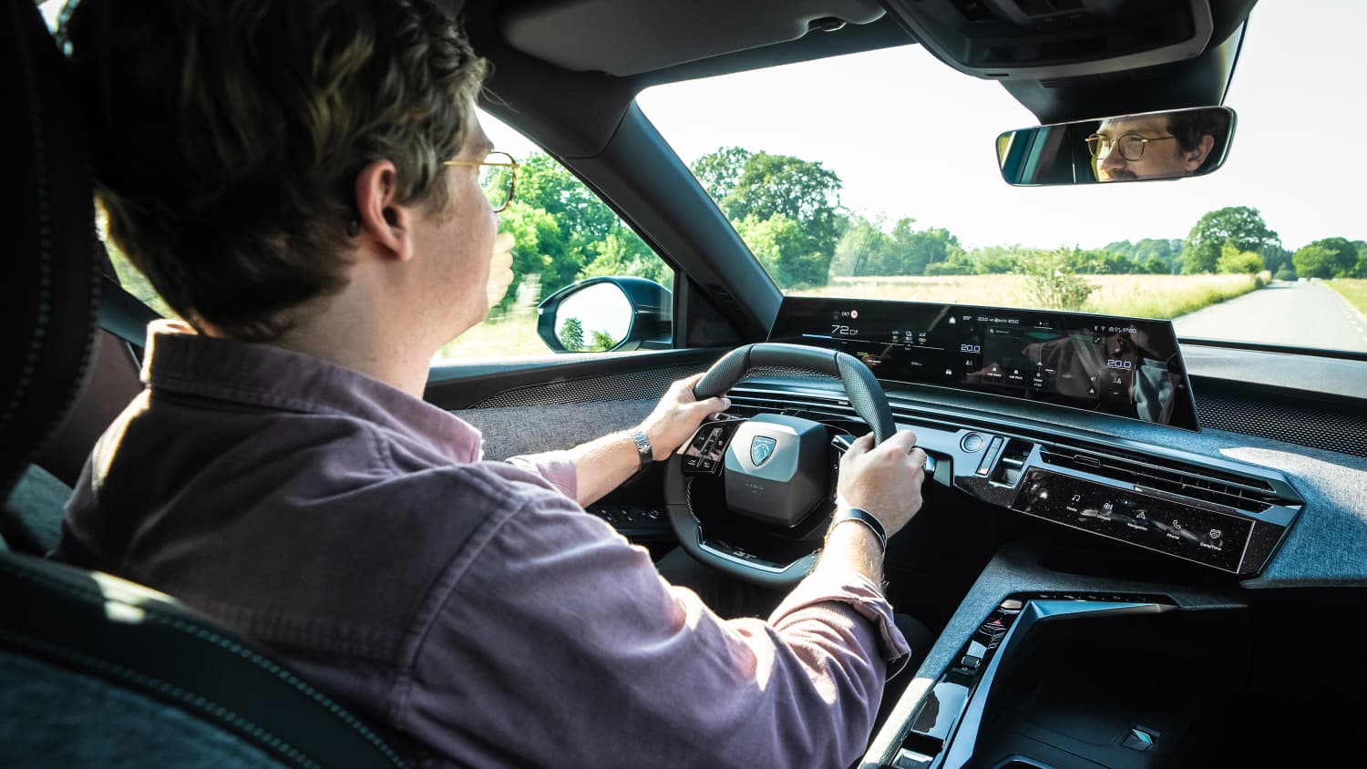 ADAC Redakteur Andreas Huber am Steuer des Peugeot 5008
