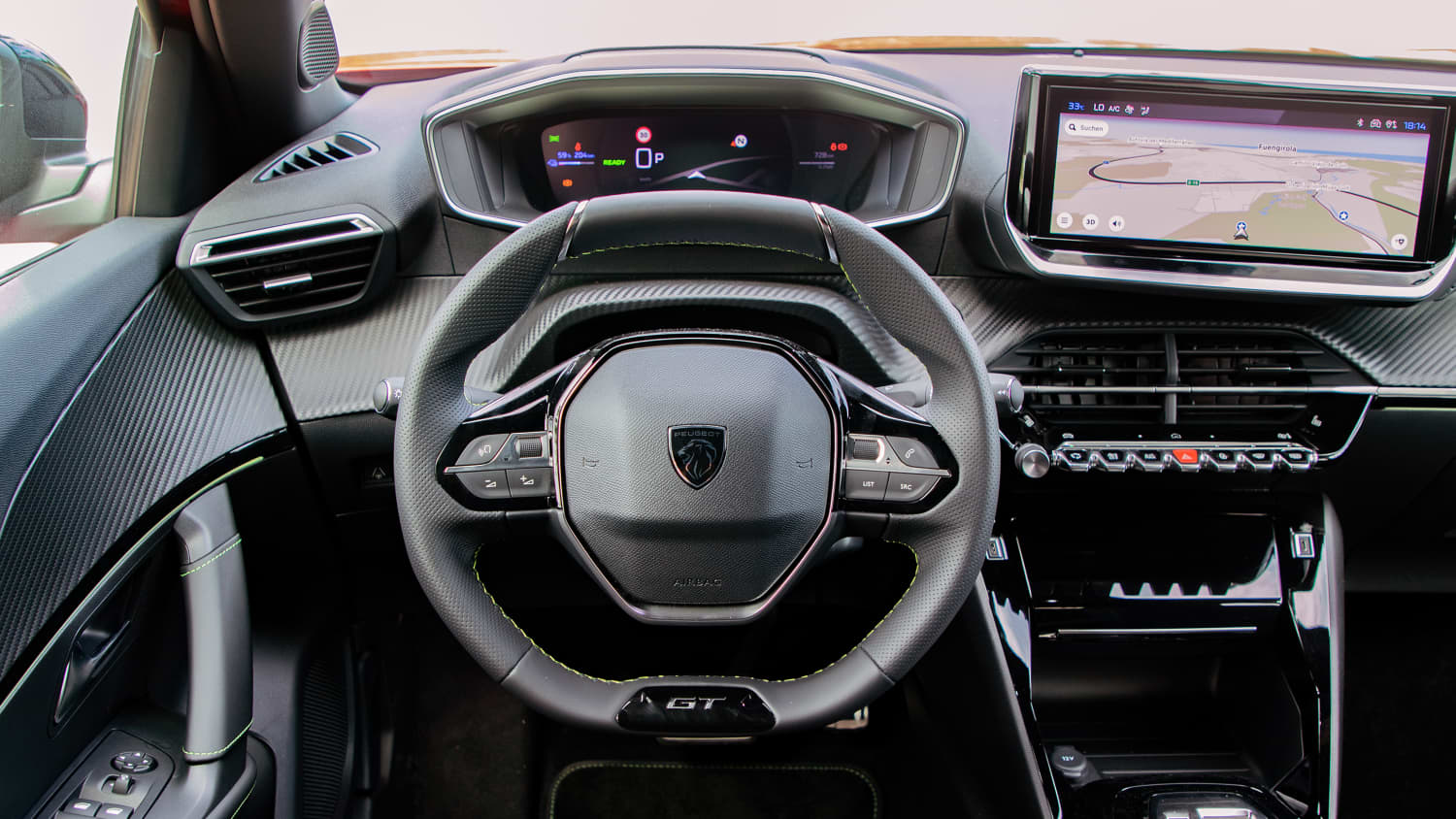Das Cockpit des Elektroautos Peugeot 2008