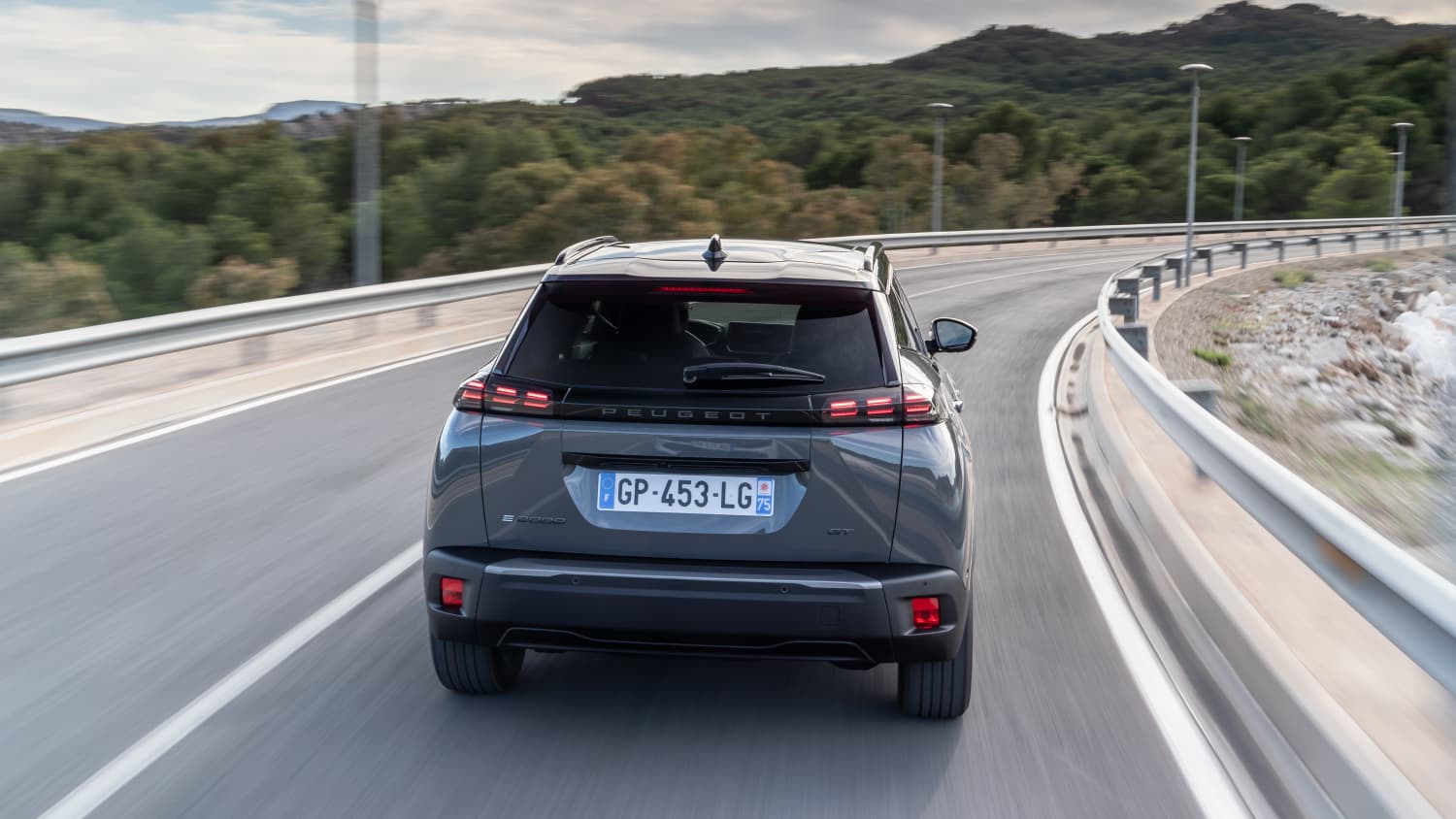 Der Peugeot e-2008 fährt auf einer Strasse