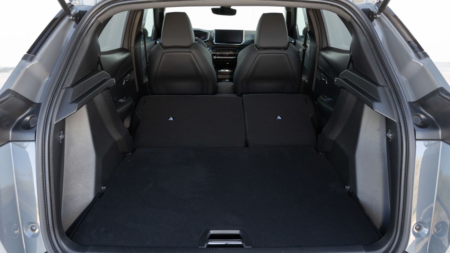 Der Kofferraum des Elektroautos Peugeot 2008
