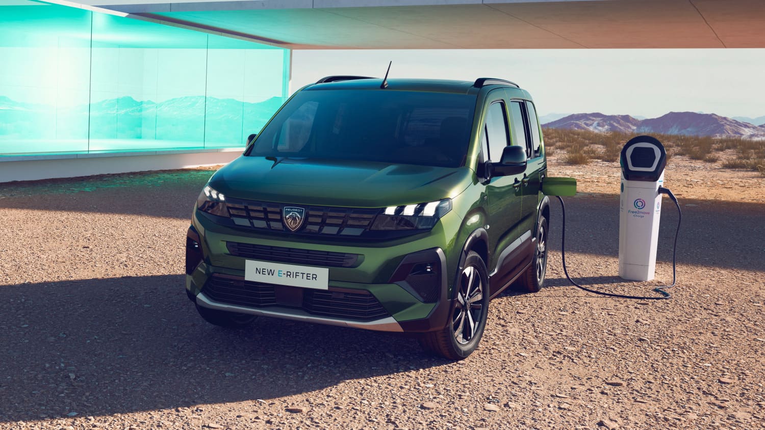 Frontansicht des Peugeot e-Rifter nach Facelift an einer Ladesäule