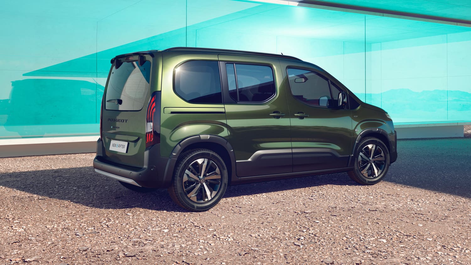 Heck und Seitenansicht des Peugeot e-Rifter nach Facelift